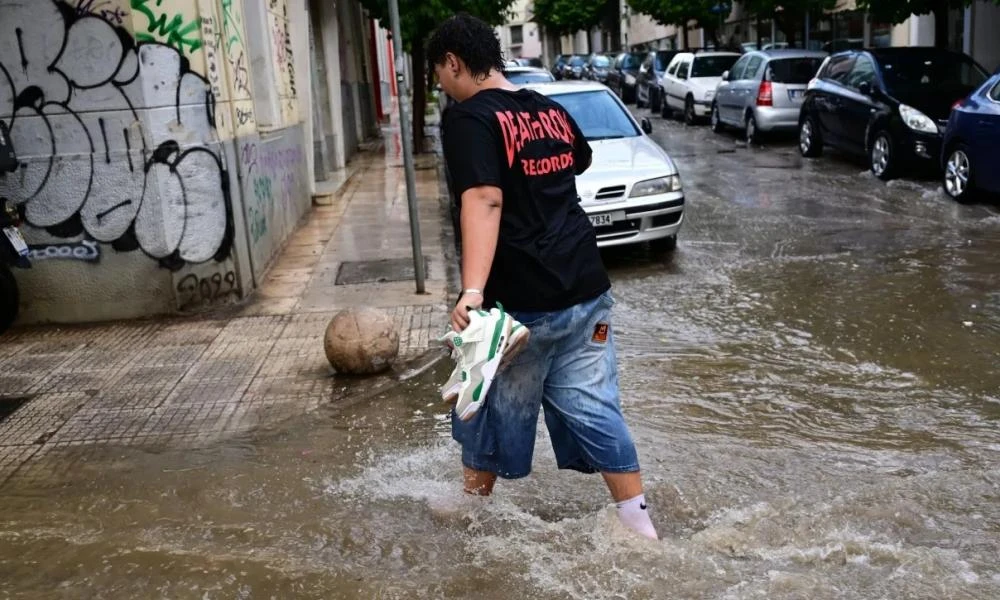 Κακοκαιρία «ATENA»: Επιβάτες λεωφορείου εγκλωβίστηκαν στο Γαλάτσι